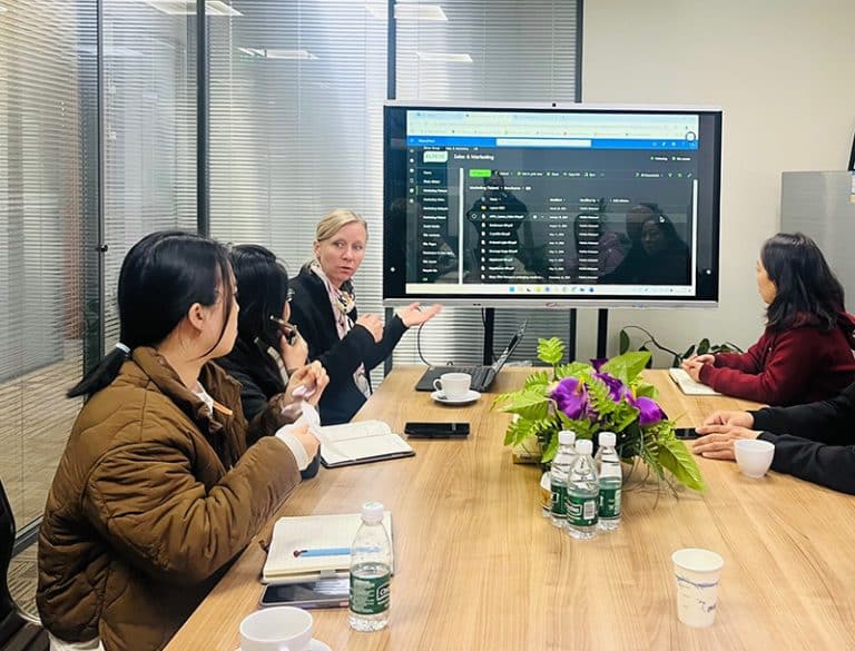 Nina besöker Eltetes team i Shanghai, Malaysia och Vietnam